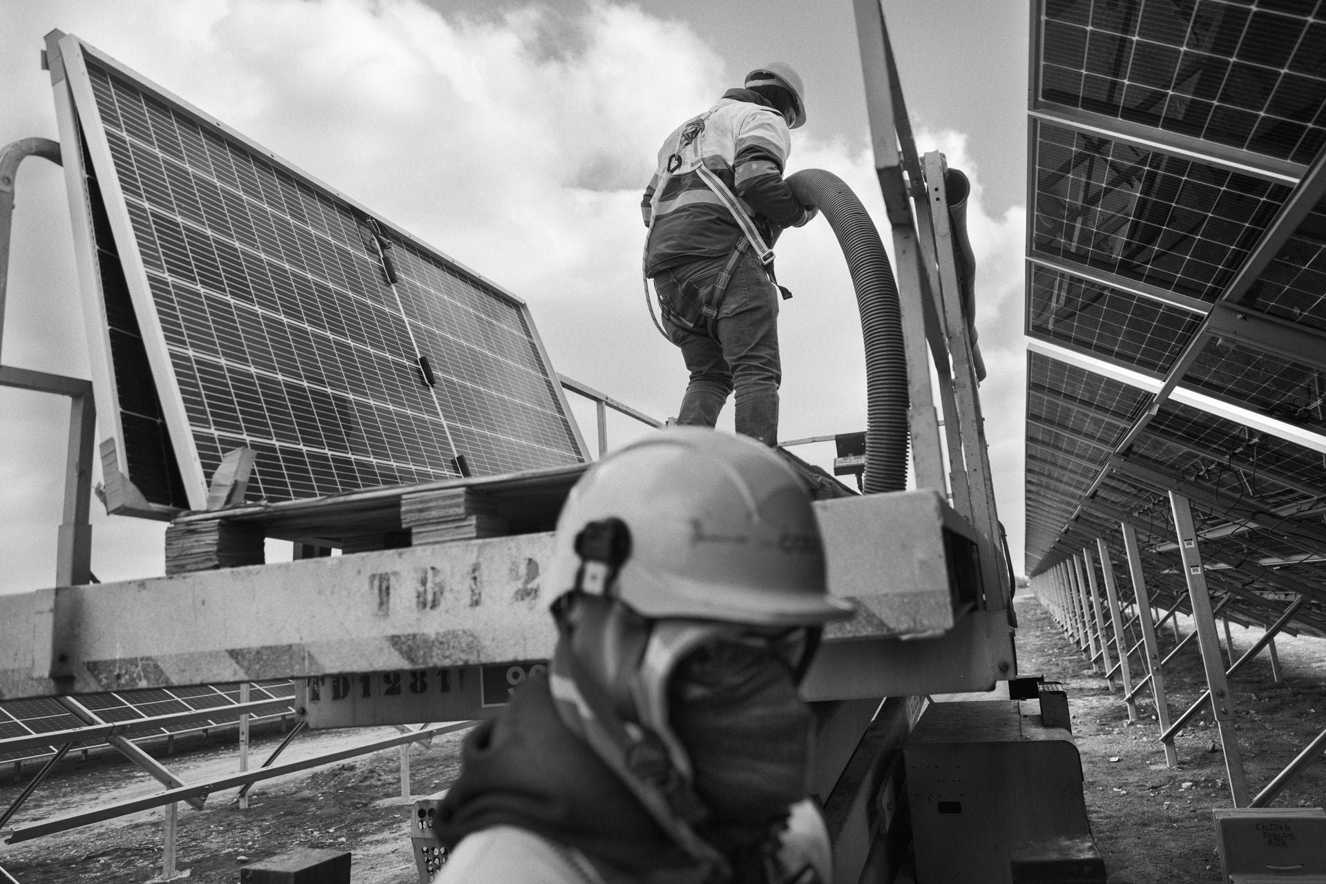 2 de marzo de 2023. Operarios realizan labores de montaje de paneles fotovoltaicos en Andorra (Teruel) .