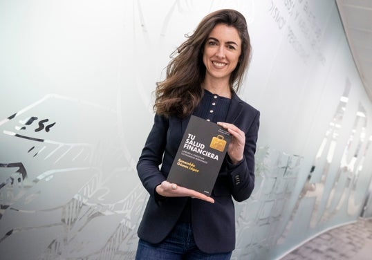 Esmeralda Gómez López, con su último libro en la redacción de ABC