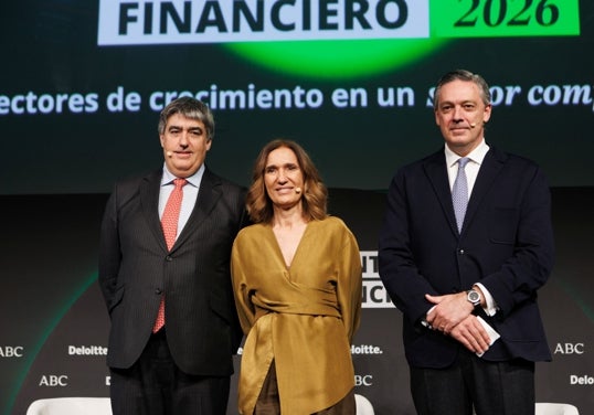 De izquierda a derecha: Carlos Aso, director general de Andbank; Flor de Esteban, sociedad de Deloitte; e Íñigo Martos, director general de Deutsche Bank España.