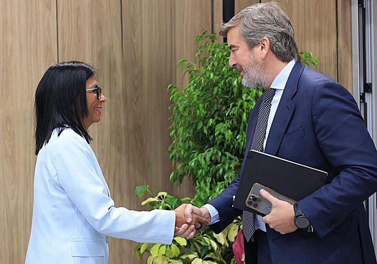 Delcy Rodríguez con un representante de Repsol.