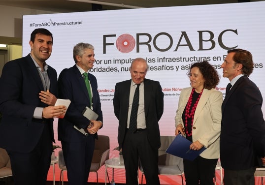 El moderador y los ponentes del Foro ABC intercambian impresiones del debate