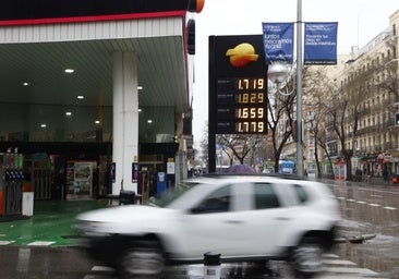 Estos son los impuestos que pagas cada vez que vas a la gasolinera a llenar el depósito de tu coche