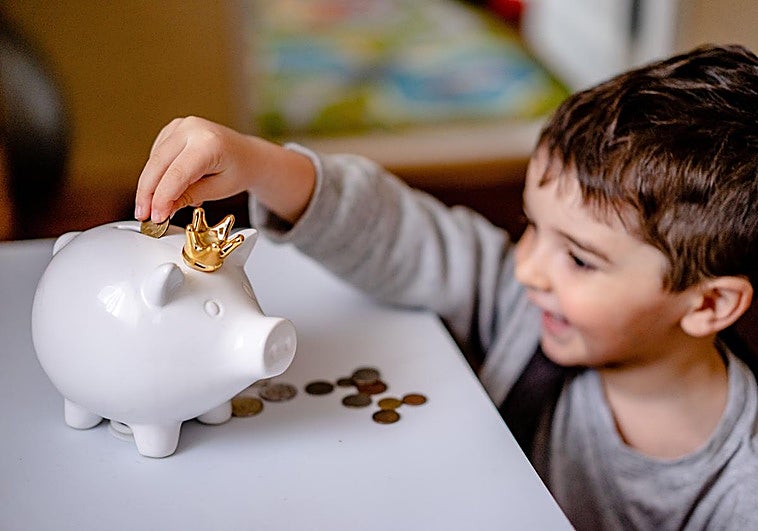 El Banco de España explica por qué debes hablar de dinero con tus hijos desde que son niños: «Es una inversión rentable»