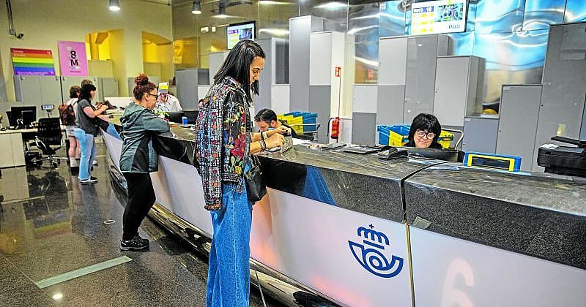 El Gobierno ultima un contrato millonario con Correos para blindar su futuro