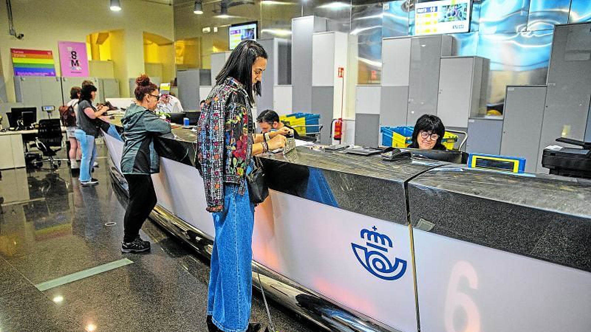 El Gobierno ultima un contrato millonario con Correos para blindar su futuro