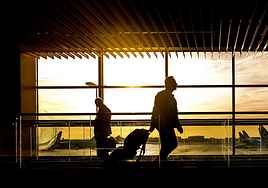 Las mejores tarjetas de crédito para viajar: cambio de divisas, Avios y seguros internacionales