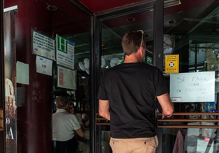 Las quejas por la imposibilidad de pagar en efectivo se dispararon un 16% el año pasado