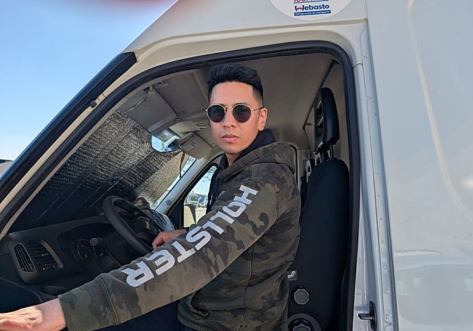 Javier Vivas, ecuatoriano de 32 años, en Zaragoza, donde está radicada su empresa de transportes.