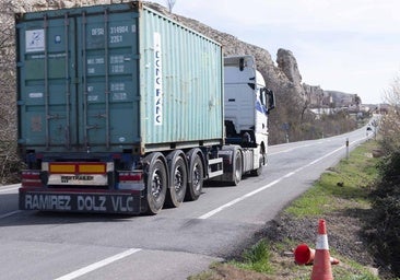 La España bacheada: «Los camioneros trabajamos esquivando agujeros»