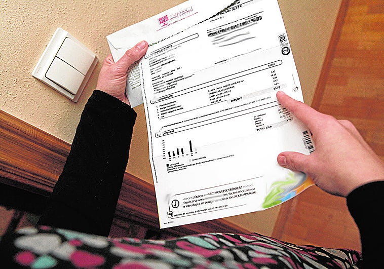 De seguros de urgencia a más potencia: los costes ocultos en tu factura de la luz que te hacen pagar más