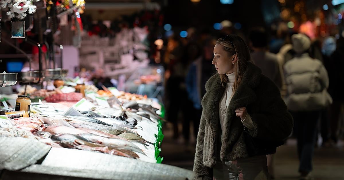 El INE confirma que las familias en España ahorran menos y disparan su consumo: qué significa que baje la tasa al 12%