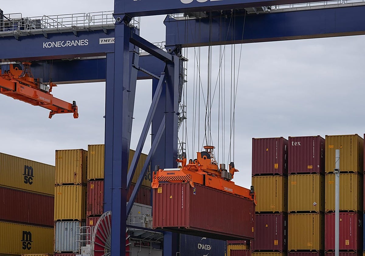 Descarga de contenedores en el Puerto de Barcelona