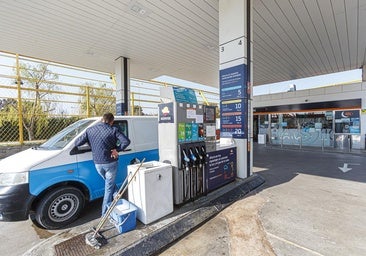Bruselas y los expertos coinciden: la rebaja del Gobierno a la gasolina en España choca con la normativa europea