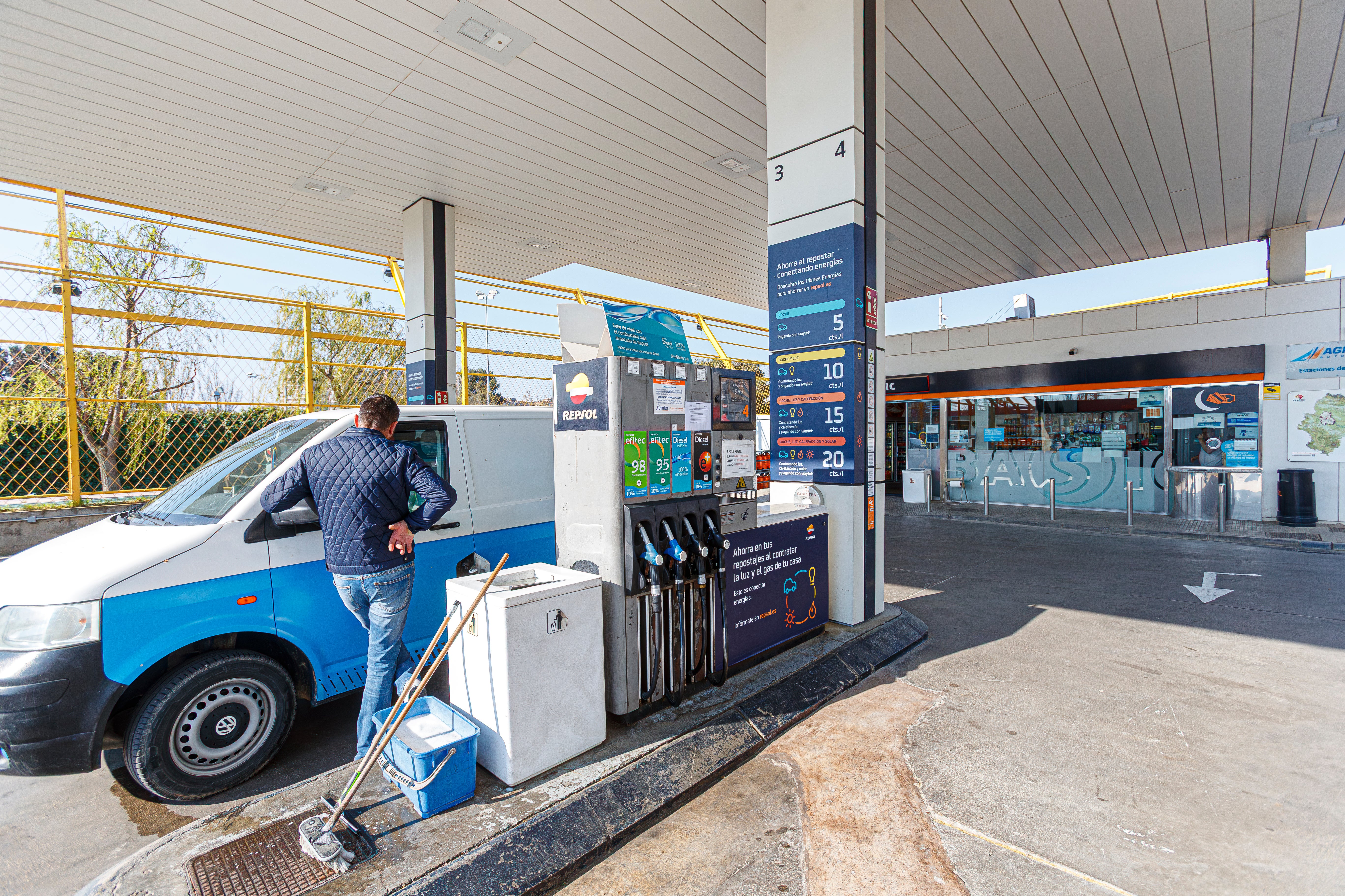 Bruselas y los expertos coinciden: la rebaja del Gobierno a la gasolina en España choca con la normativa europea