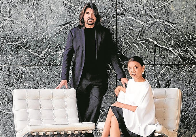 El diseñador francés Stéphane Rolland, protagonista de Barcelona Bridal Night, junto a Albarasí Caro, directora del BBFW