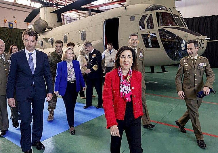 La ministra de Defensa, Margarita Robles, en la entrega del helicóptero Chinook modernizado CH47 F en la Base de las Fuerzas Aeromóviles del Ejército de Tierra.