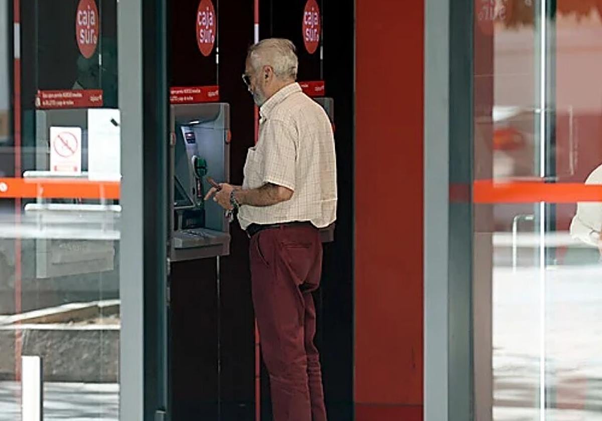 Jubilado contando dinero