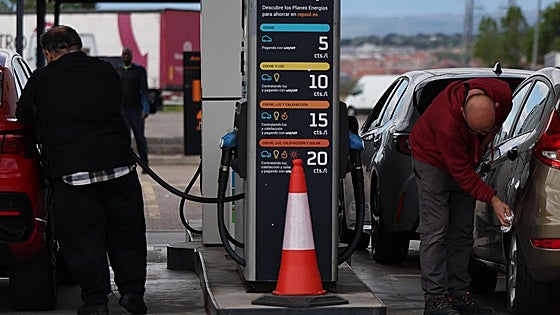 Por qué los conductores no notan de manera inmediata al repostar si el petróleo baja