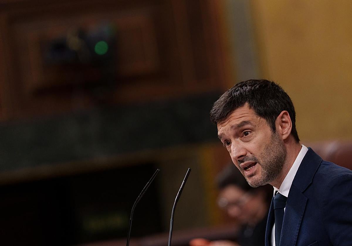 Persona revisando contrato de alquiler