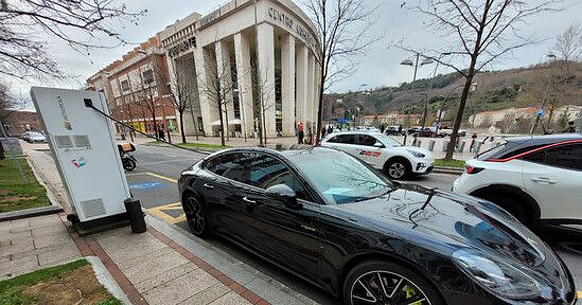 Miedo a quedarse tirado con el coche eléctrico: uno de cada cuatro cargadores aún es fantasma