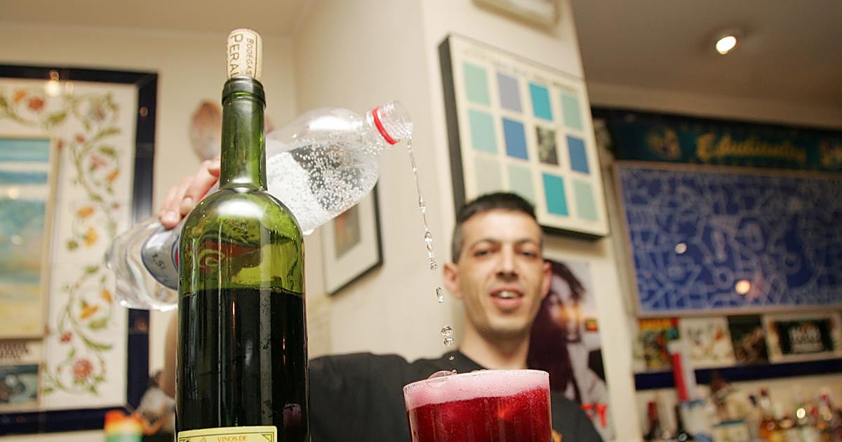 La Justicia anula el despido de una camarera por salir a cenar y beber tinto de verano durante una baja médica