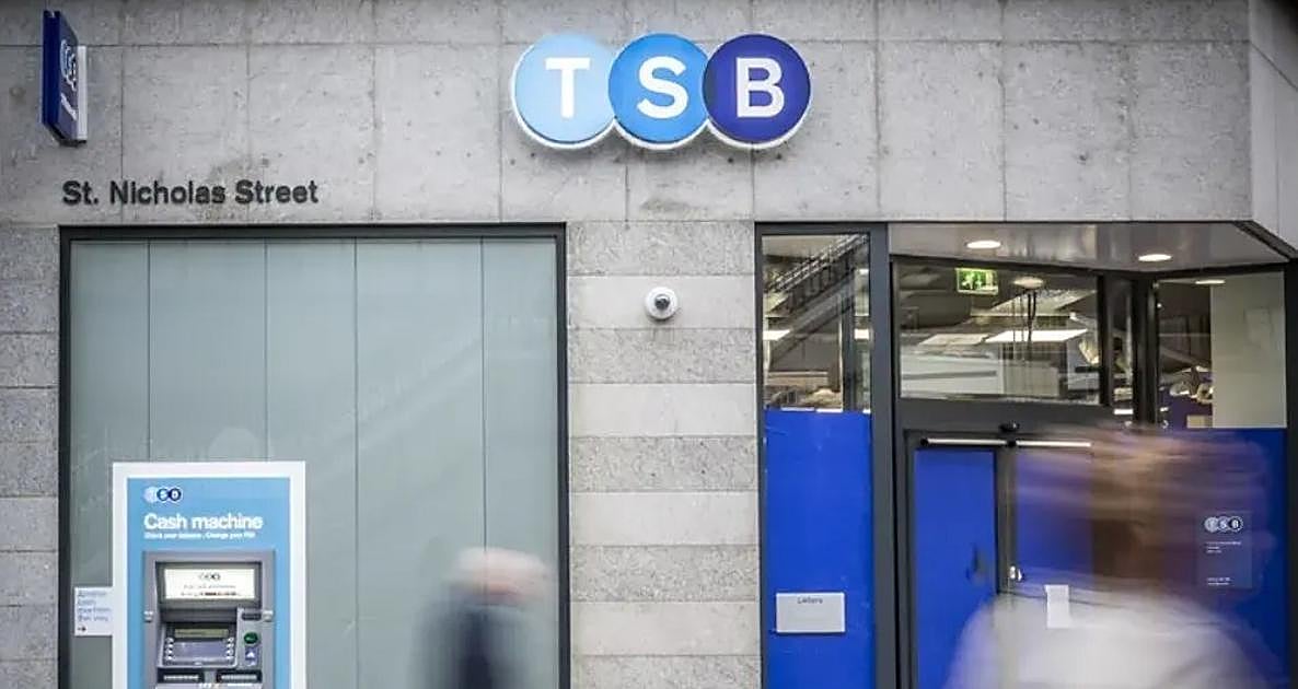 Sabadell cierra la venta de TSB a Santander por 3.300 millones