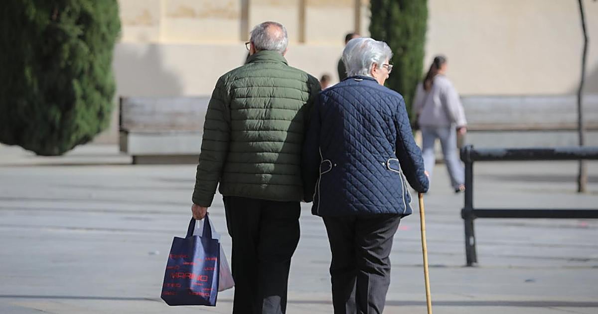 Mayores que tienen que ayudar a sus hijos: la vuelta de tuerca de la economía española