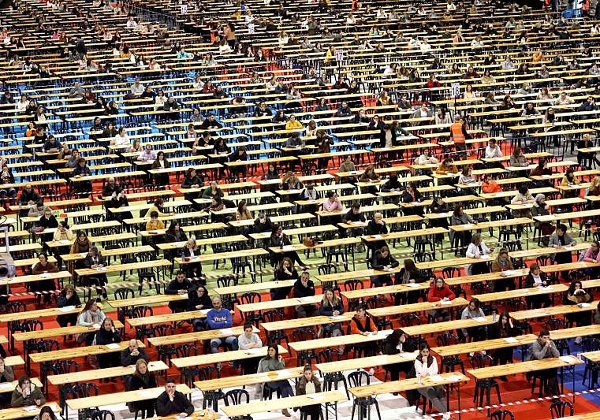 Opositores esperando a realizar los exámenes de acceso a la Administración.