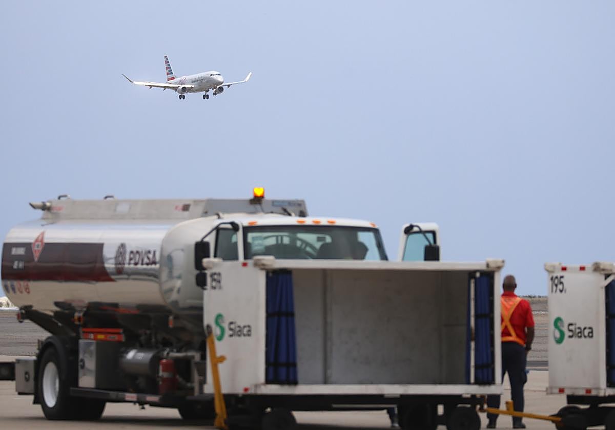 Un avión aterizando en el Aeropuerto Internacional Simón Bolivar de Maiquetía (Venezuela)