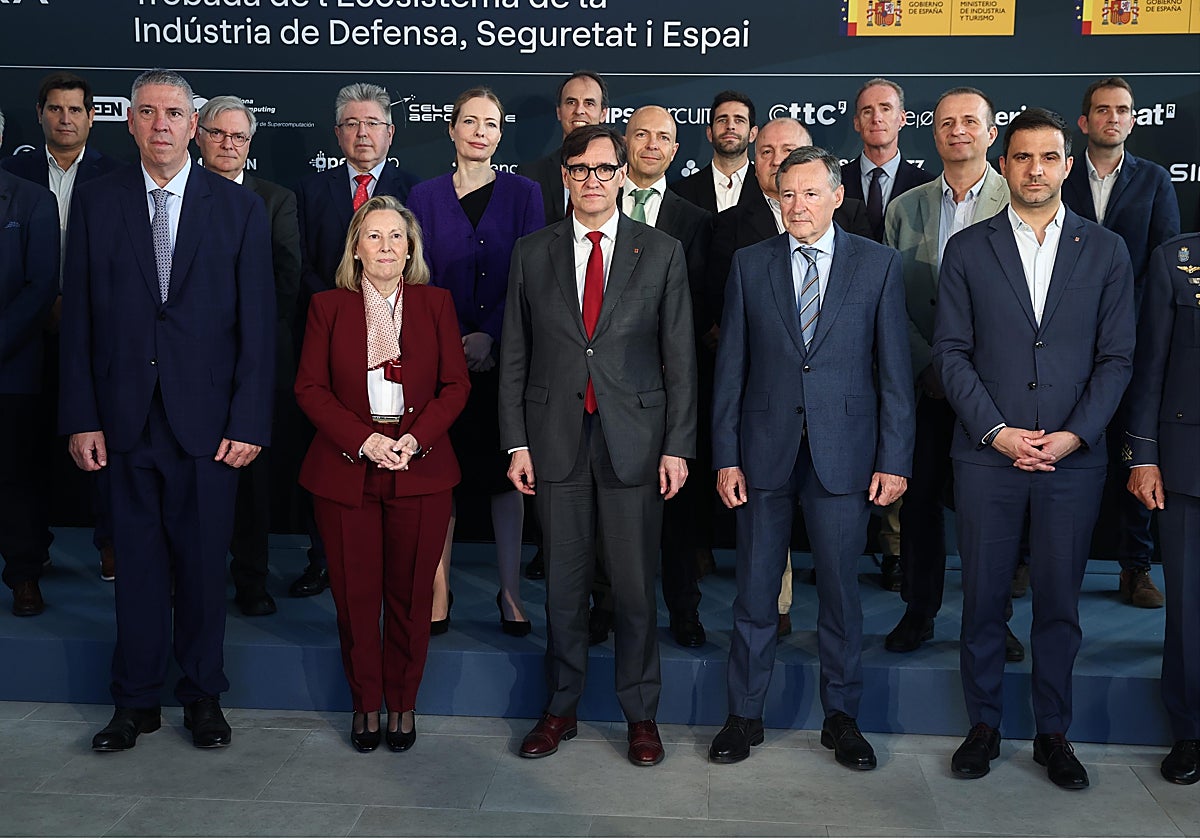 El presidente de la Generalitat y la secretaria de Estado de Defensa, flanqueados por la cúpula de Indra