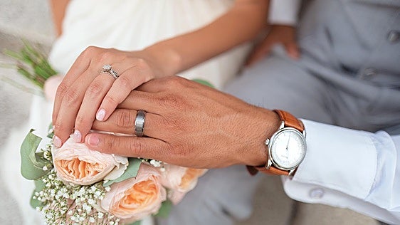 El dinero que cuesta una boda en España supera el salario mediano y casi la mitad de parejas gasta más de lo previsto