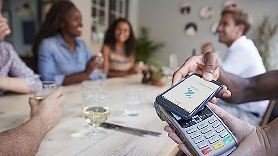 Por qué casi nadie puede pagar la compra con Bizum si el servicio ya está activo
