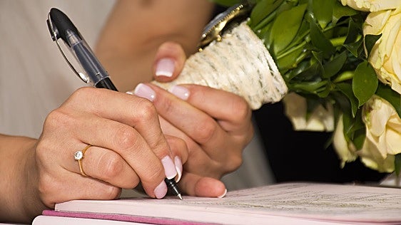 Aumentan las capitulaciones matrimoniales en España: más del 90% de quienes las firman apuesta por la separación de bienes