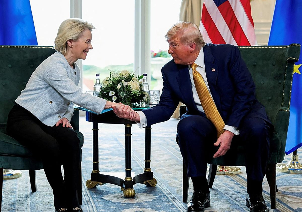 El presidente de Estados Unidos, Donald Trump, estrecha la mano de la presidenta de la Comisión Europea, Ursula von der Leyen