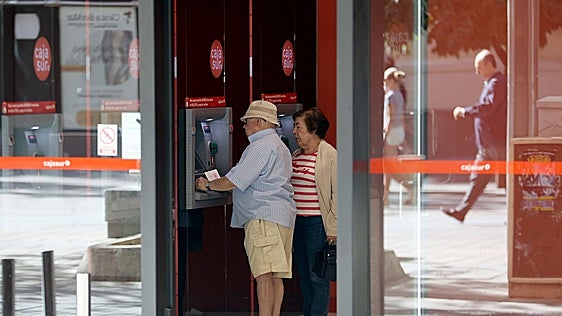 Poner a tu hijo como cotitular en una cuenta bancaria no es una donación: Hacienda aclara qué debes tener en cuenta