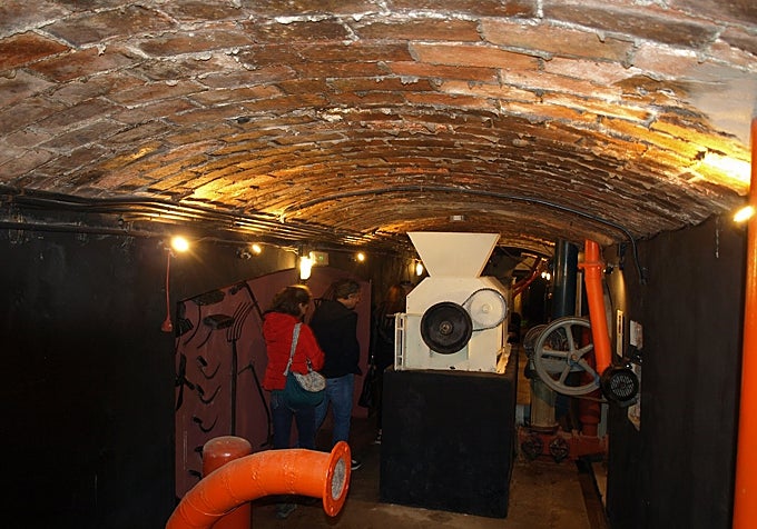 Visitantes en la sala de despalilladoras de Bodegas Besalduch & Valls, donde se usarán las gafas de realidad aumentada