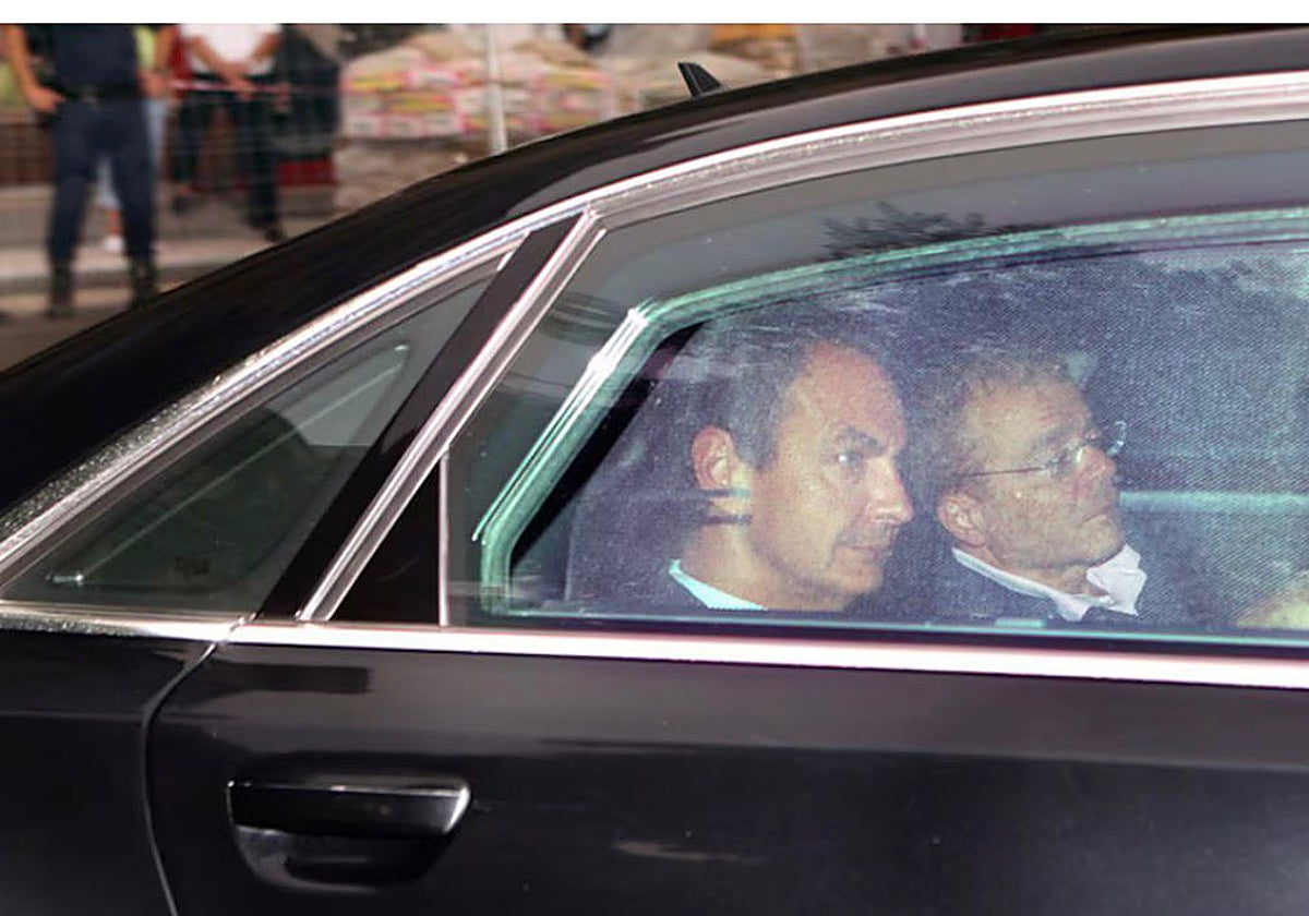 El expresidente del Gobierno José Luis Rodríguez Zapatero, acompañado del directivo de Telefónica Javier de Paz.