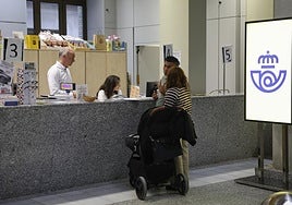 Correos empezará a vender letras del Tesoro y a emitir firmas digitales a través de sus oficinas