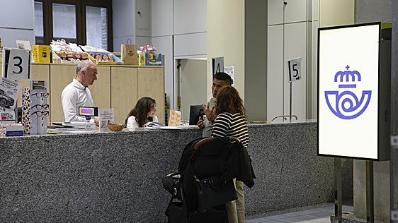 Correos empezará a vender letras del Tesoro y a emitir firmas digitales a través de sus oficinas
