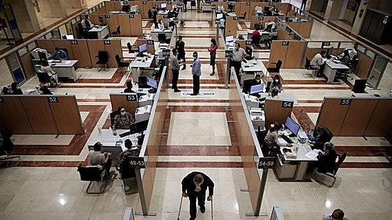Ya puedes presentar la declaración de la renta en una oficina: cómo pedir cita y qué documentos tienes que llevar
