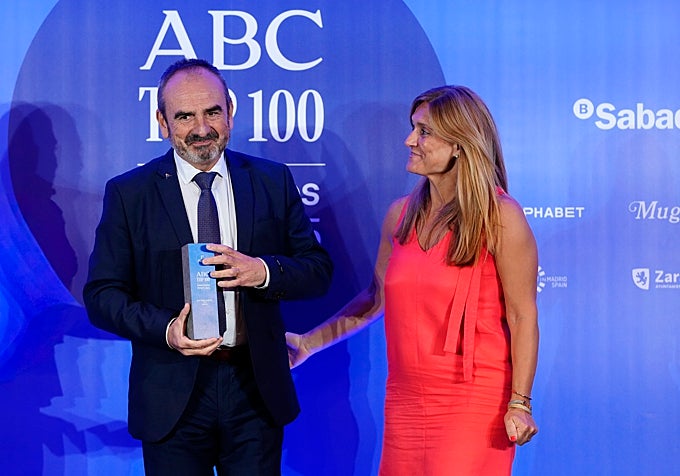 Juan Tomás Hernani, CEO de Satlantis, recibió el premio al mejor directivo de 2025 de manos de Ana Delgado, directora general de ABC
