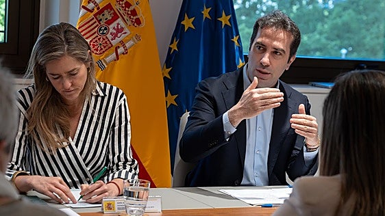 Los ministros Carlos Cuerpo y Sara Aagesen, en un encuentro