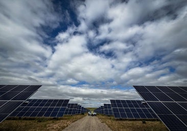 Menos impuestos y dependencia del gas y más renovables ahorran hasta 18 euros en la factura de la luz