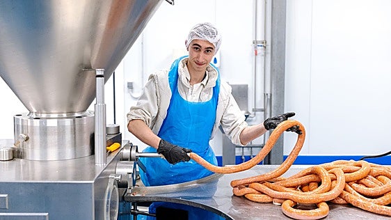 Una primera oportunidad laboral entre embutidos y jamones
