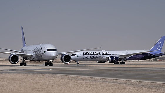 La aerolínea que patrocina al Atlético de Madrid irrumpe en España para conectar Riad con Madrid y Málaga