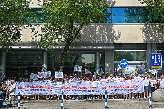 Las asociaciones de loteros unen fuerzas en una manifestación «histórica» frente a la sede de SELAE