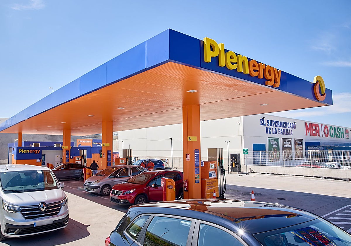 La crisis de precios de la gasolina lleva a los consumidores a repostar más de tres veces al mes