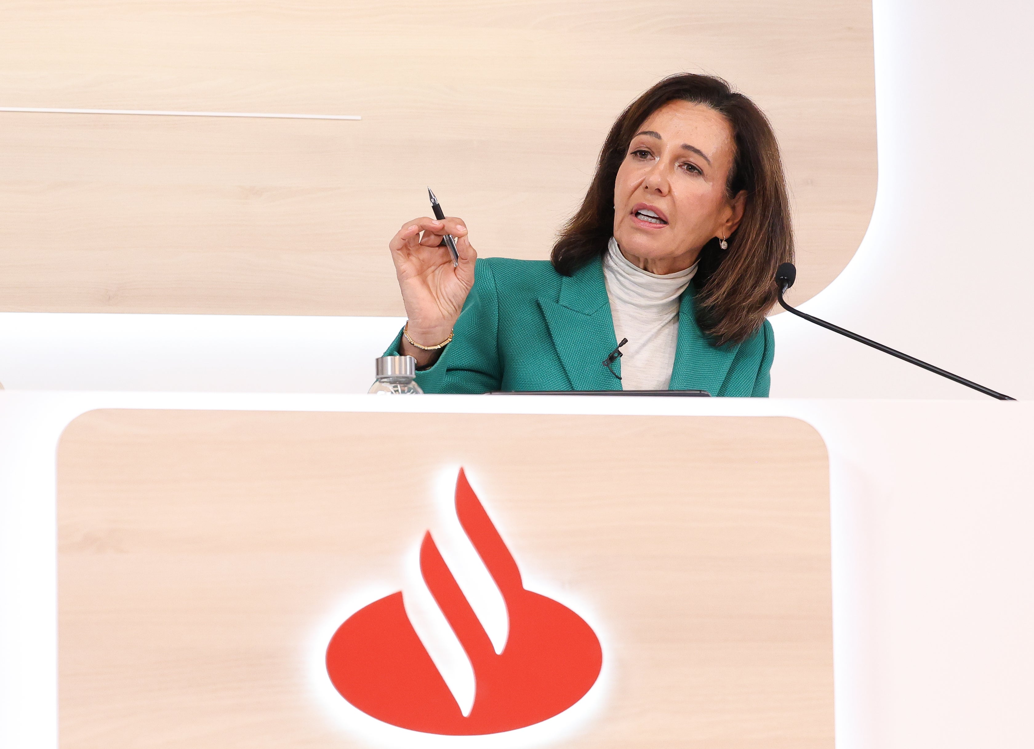 Santander gana 8.973 millones en el primer semestre, un 31% más, gracias a la venta de su negocio en Polonia
