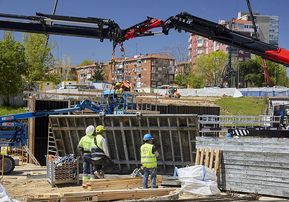 Las constructoras dejan desiertas 1.130 obras tras la guerra en Irán por la subida de precios