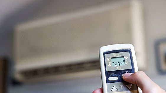 ¿Dormir con el aire puesto? La luz se desploma cuando más aprieta el sol y se dispara en plena noche